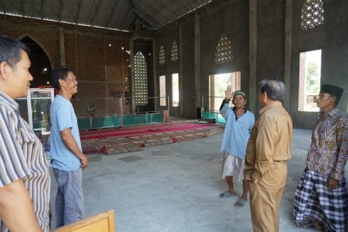 Bupati Sidrap, H Dollah Mando memantau perkembangan renovasi pembangunan masjid di Panca Lautang, Senin (11/11).
