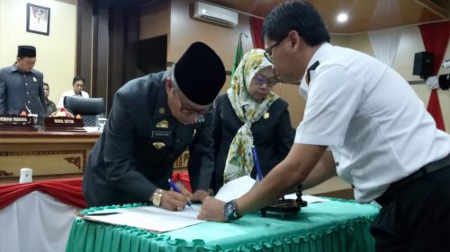 Wali Kota Parepare, Taufan Pawe melakukan penandatanganan di ruang paripurna DPRD Parepare, Kamis (28/11/2019).