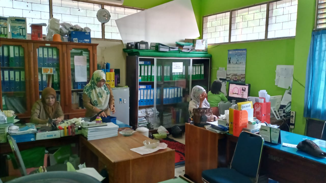 Kantor DLH Disegel, Pegawai Tetap Bekerja