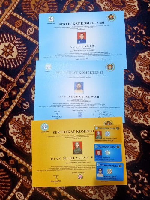 Tiga sertifikat dan kartu UKW jurnalis pijarnews.
