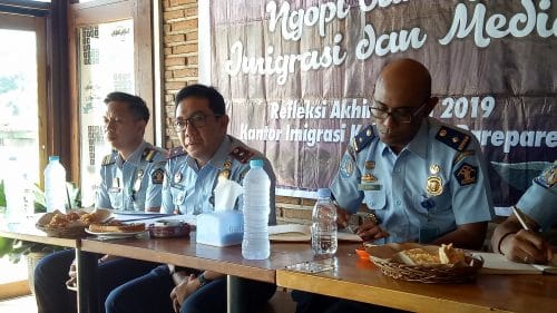 Kepala Kantor Imigrasi Parepare, Noer Putra Bahagia (tengah) saat memberi keterangan pers di Teras Empang, Selasa (31/12/2019).
