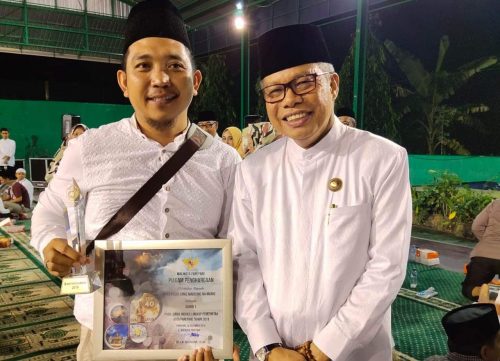 Risal foto bersama Walikota Parepare, Taufan Pawe usai menerima penghargaan.