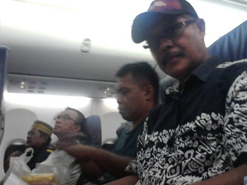Bupati Soppeng Andi Kaswadi Razak (pakai songkok tobone) bersama rombongan saat berada di pesawat menuju Kendari, Sulawesi Tenggara. --foto sarianto untuk pijarnews--