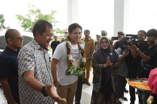 Artis penyanyi Cakra Khan saat tiba disambut Bupati Soppeng, Andi Kaswadi Razak di rumah jabatan Bupati Soppeng, Selasa (31/12/2019).