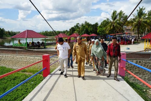 Dirjen PKT bersama Bupati Sidrap Dollah Mando saat melintas di jembatan baru di Pitu Riase, Sidrap, Senin (30/12/2019).