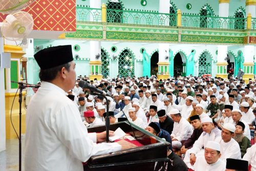 Bupati Sidrap, H Dollah Mando saat memberi sambutan pada acara zikir dan doa bersama di Masjid Agung Sidrap, Selasa (31/12/2019).