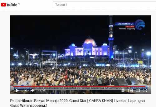 Ribuan warga menyaksikan pentas Pesta Hiburan Rakyat di Lapangan Gasis, Soppeng, Selasa malam (31/12/2019).