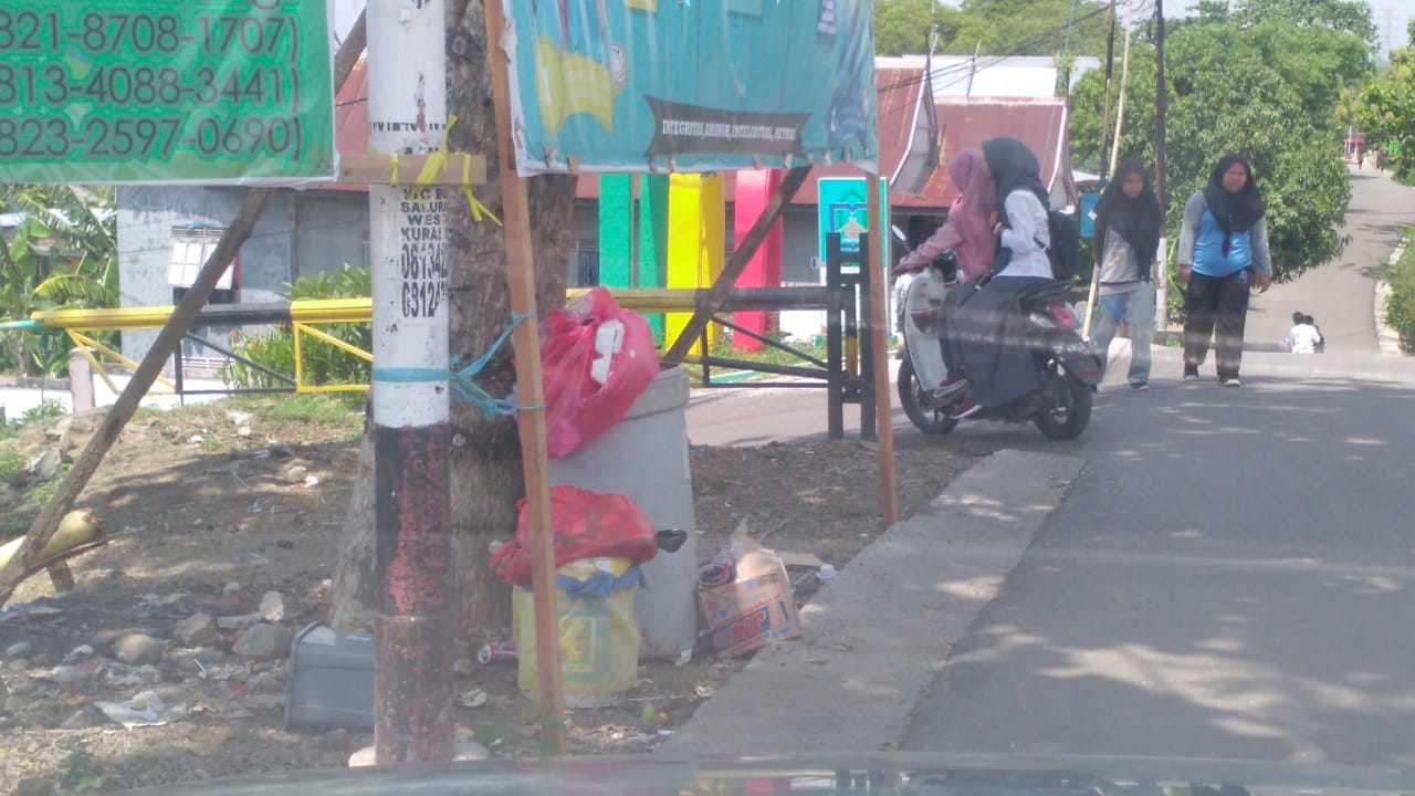 Sampah yang masih menumpuk di Jalan Amal Bakti, Soreang, depan Kampus IAIN Parepare. Biasanya, pengangkutan sampah dilakukan setiap pagi. Namun sudah dua hari ini, pengangkut sampah tak beroperasi akibat penyegelan. --alfiansyah anwar/pijarnews--
