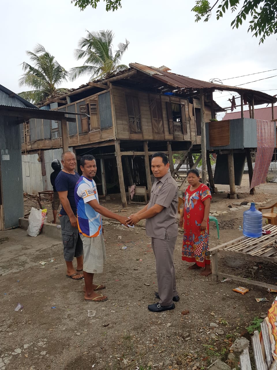 Ketua DPD NasDem Sidrap Santuni Korban Angin Kencang