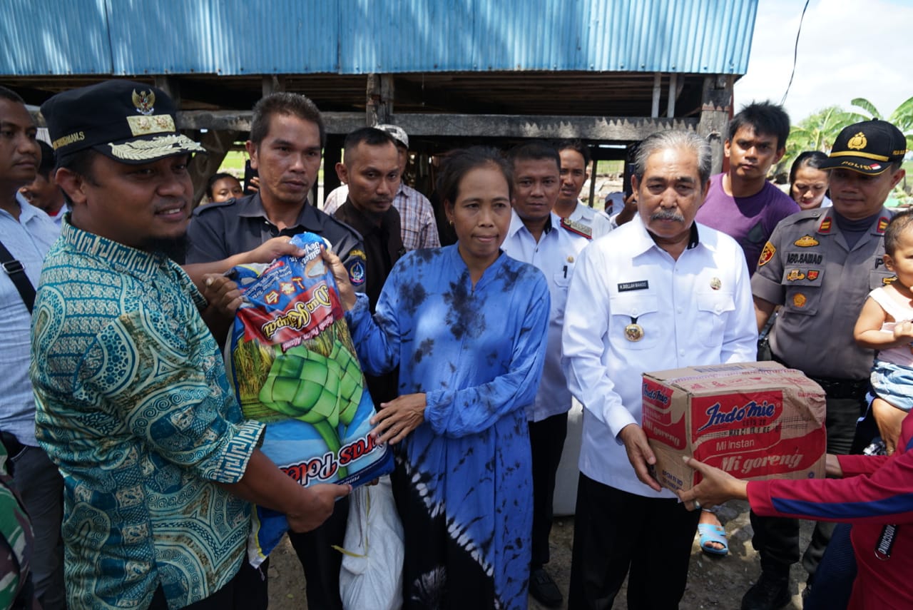 Bersama Dollah Mando, Wagub Sulsel Beri Bantuan Logistik Korban Bencana Angin Kencang