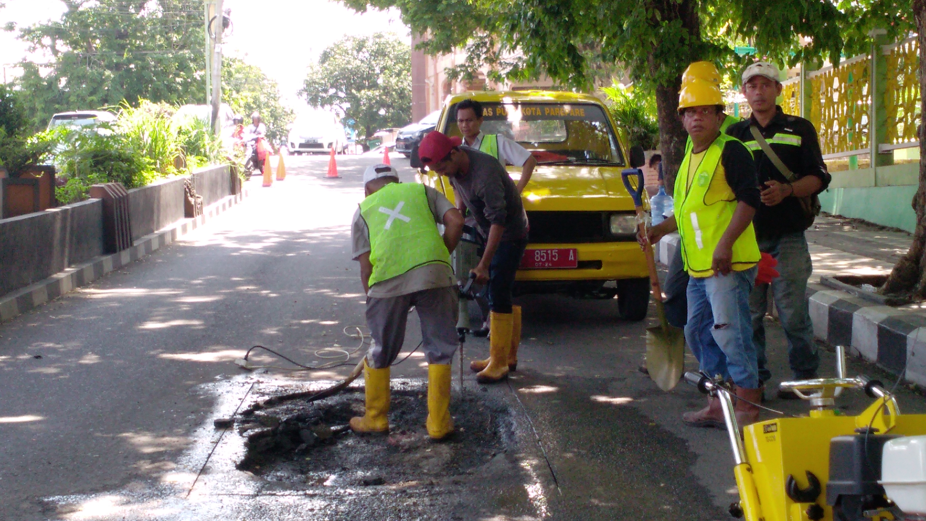 FOTO : Lubang di Jalan Andi Mappatola Akan Ditambal