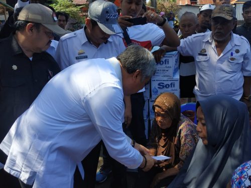 Bupati Pinrang, Irwan Hamid menyerahkan bantuan kepada korban kebakaran di Maroneng, Kecamatan Duampanua, Rabu (22/1/2020).