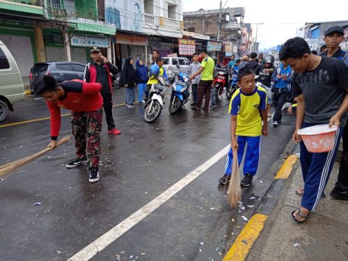 Warga melakukan pembersihan usai jalan santai di Pinrang. --sucipto al muhaimin--