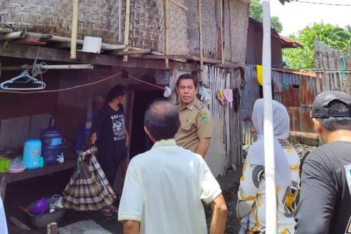 Wabup Sidrap, H Mahmud Yusuf mengunjungi rumah warga yang tak layak huni di Rappang, Selasa (14/1/2020).