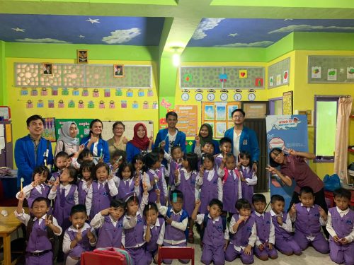 Mahasiswa Unifa foto bersama dengan murid TK Rama di Makassar.