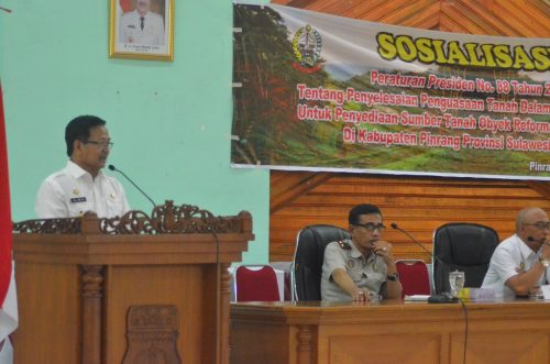 Wakil Bupati Pinrang, Alimin saat membuka kegiatan sosialisasi Penyelesaian Penguasaan Tanah Dalam Kawasan Hutan, Tanah Objek Reformat Agraria (PPTKH Tora) di Aula Kantor Bupati Pinrang, Rabu (28/1/2020).