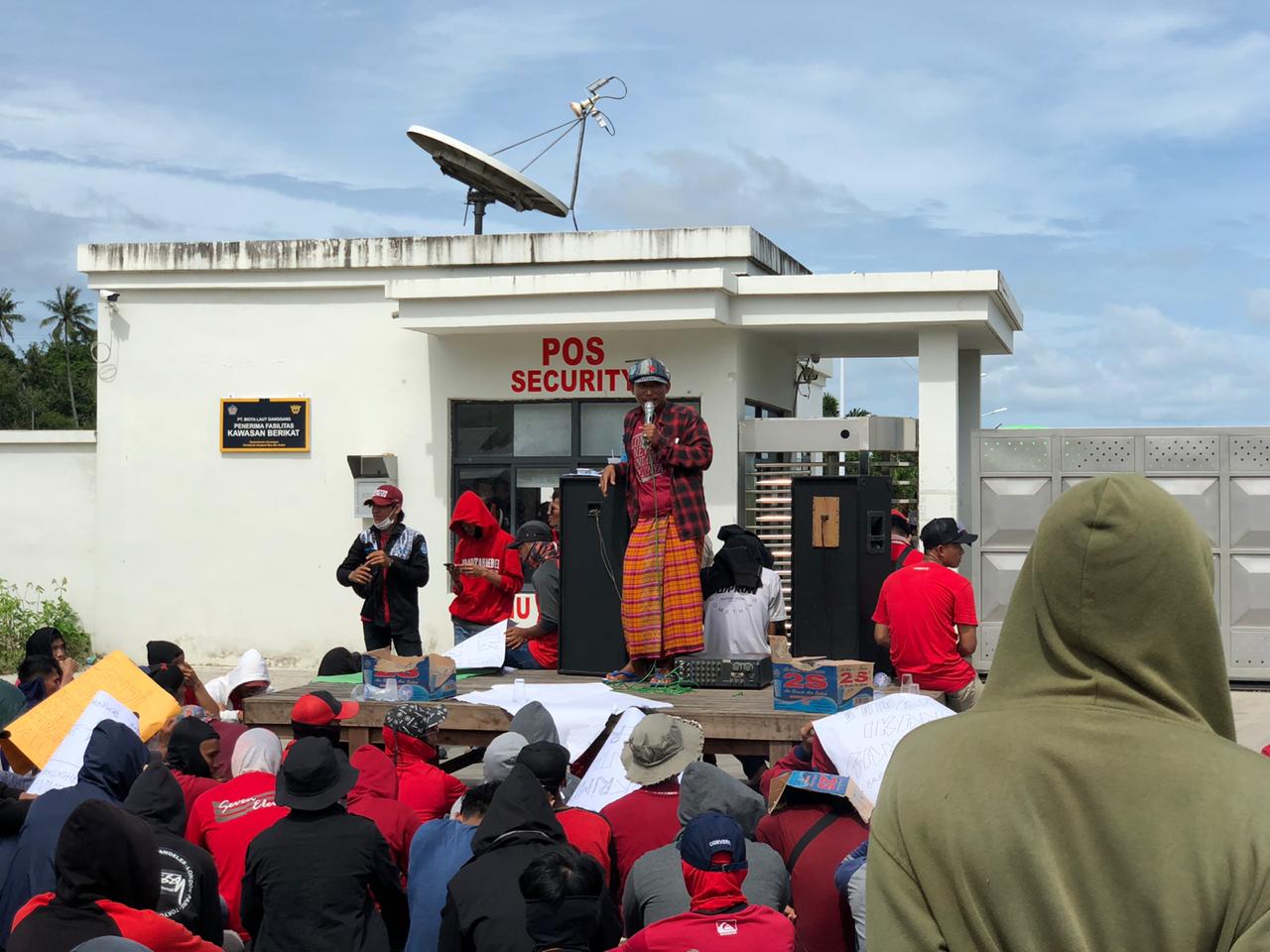 Di-PHK Sepihak, Ratusan Buruh PT BLG Unjuk Rasa