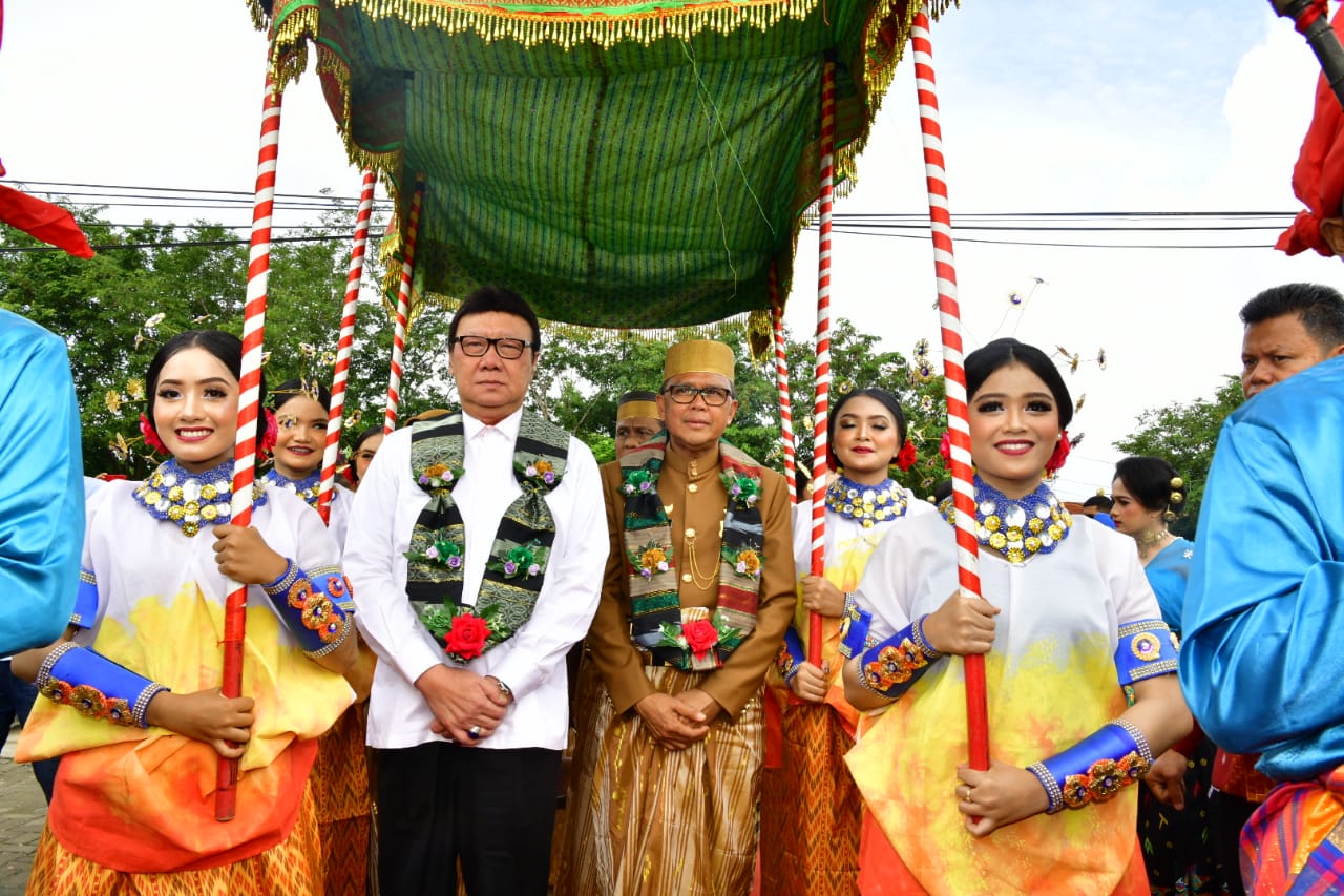 Kado Spesial, Nurdin Serahkan Bantuan Keuangan Daerah Rp61,7 M ke Pemkab Barru