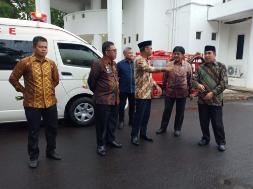 Gubernur Sulsel, Nurdin Abdullah berbincang dengan Bupati Sidrap, Dollah Mando dan pejabat Pemkab Sidrap di Rujab Gubernur.