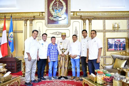 Gubernur Sulsel, Nurdin Abdullah foto bersama pengurus Apersi Sulsel.