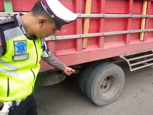 Petugas Lalulintas Polres Enrekang memperlihatkan ban truk yang sudah gundul.