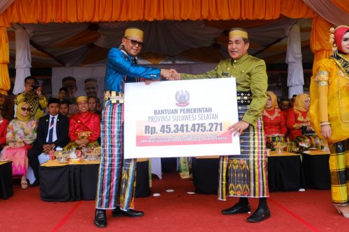 Gubernur Sulsel, Nurdin Abdullah menyerahkan bantuan dana Rp45,3 Miliar secara simbolis ke Bupati Sidrap.