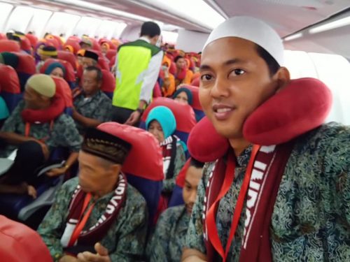 Ustadz Mujahiddin Syafri berswa foto bersama jamaah travel Farhan di atas pesawat sebelum berangkat ke Madinah, Arab Saudi, Kamis (6/2). --dok--