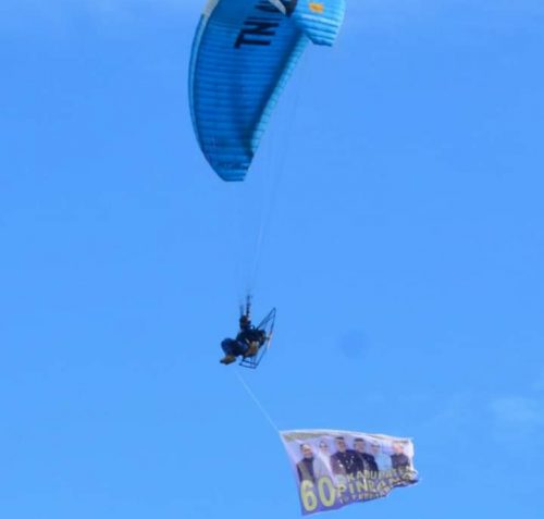 Atlet Federasi Aero Sport Sulsel bermanuver di udara saat pelaksanaan HUT Pinrang ke-60.