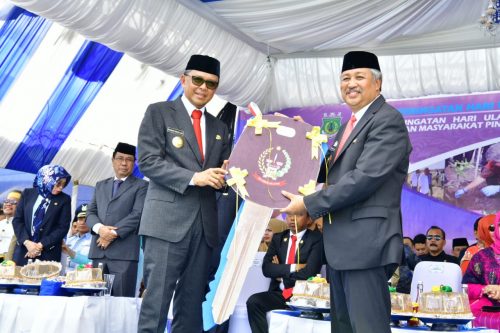 Gubernur Sulsel, Nurdin Abdullah menyerahkan secara simbolis kunci mobil Dinas ke Bupati Pinrang, Andi Irwan Hamid.
