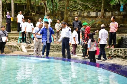Gubernur Sulsel, Nurdin Abdullah saat meninjau kolam air panas Lejja, Soppeng.