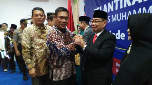 Rektor UMS Rappang, Dr H Jamaluddin Ahmad bersalaman dengan Rektor Baru UM Parepare, HM Nasir.  --alfiansyah anwa/pijarnews--