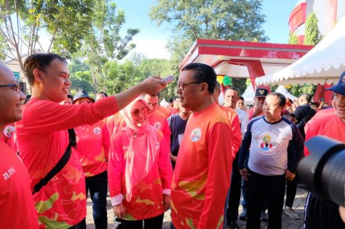 Gubernur Sulsel, Nurdin Abdullah melakukan pemeriksaan suhu tubuh di Unhas