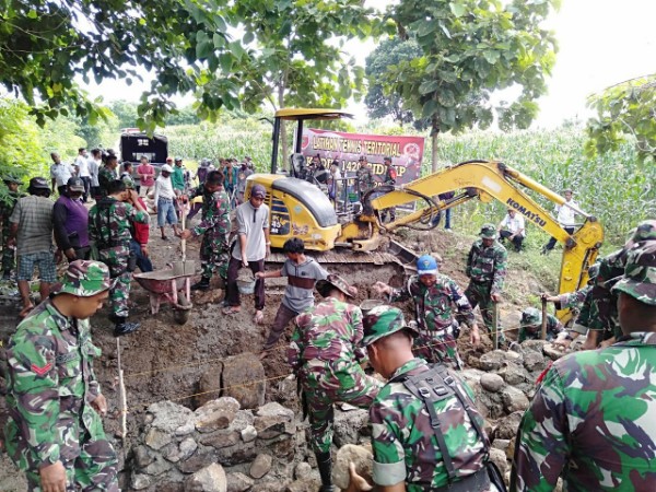 Bersama Warga, Kodim 1420 Sidrap Perbaiki Jalan dan Gorong-Gorong