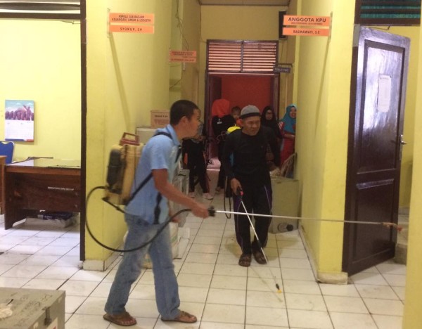 Lawan Corona, Kantor KPU Sidrap “Disterilkan”