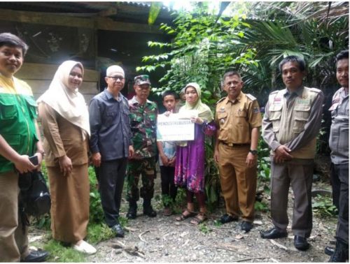 Baznas Enrekang Salurkan Rp10 Juta untuk Bantuan Bedah Rumah