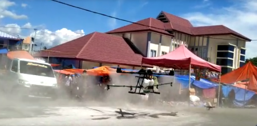 2 Drone Semprot Disinfektan di Pasar Lolloe dan RSU Latemamala Soppeng