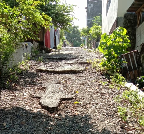 Warga Pondok Indah Parepare Keluhkan Jalan Rusak Warga Pondok Indah Parepare Keluhkan Jalan Rusak