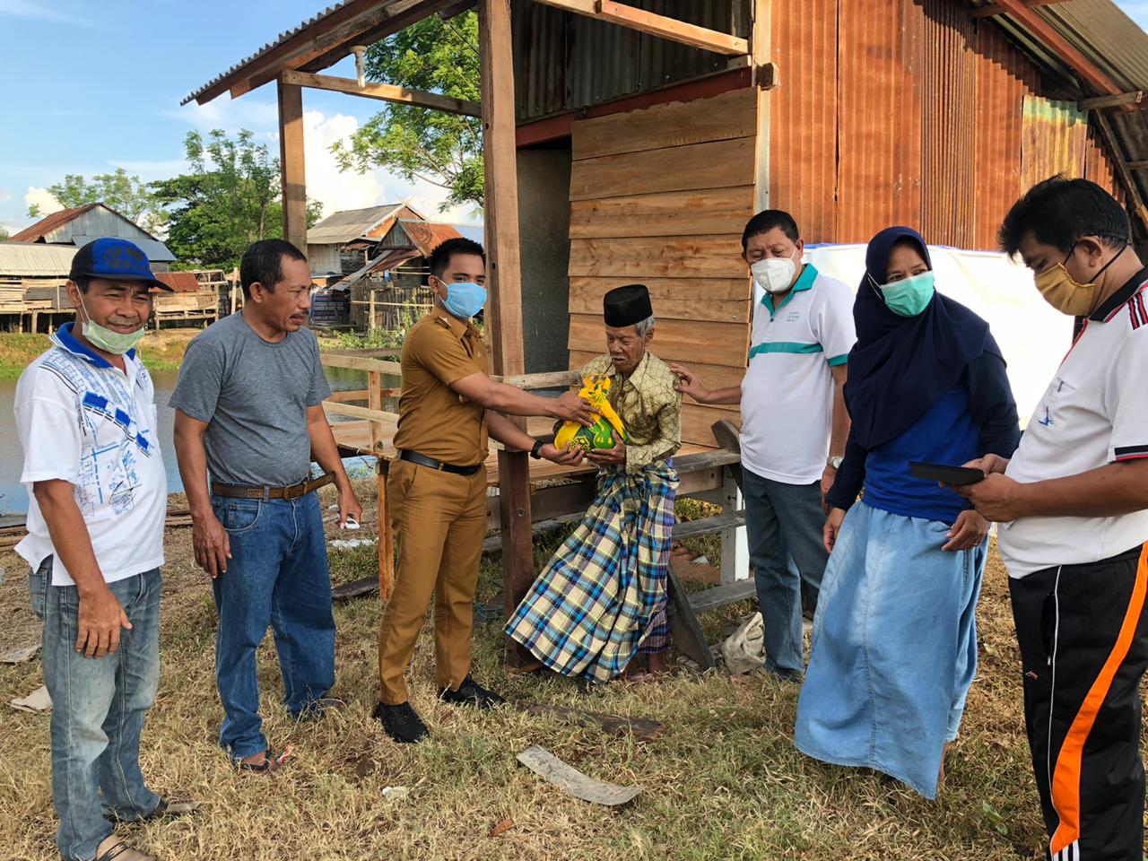 Lurah Pallameang Beri Bantuan Rumah ke Warga Miskin