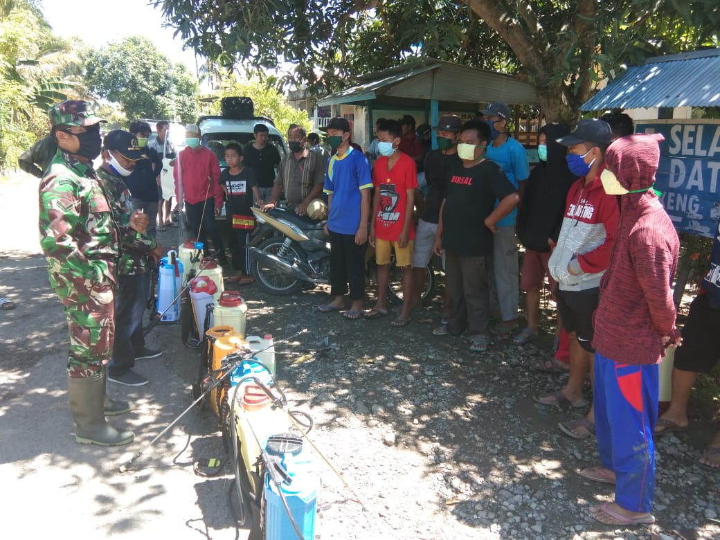 Cegah Corona, Pemuda Rajang Sisir Rumah Warga Semprot Disinfektan