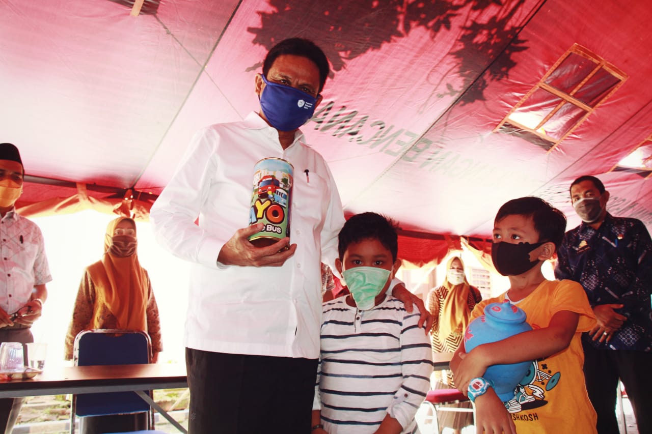 Tergerak Bantu Pemerintah, Dua Anak TK di Barru Serahkan Tabungannya