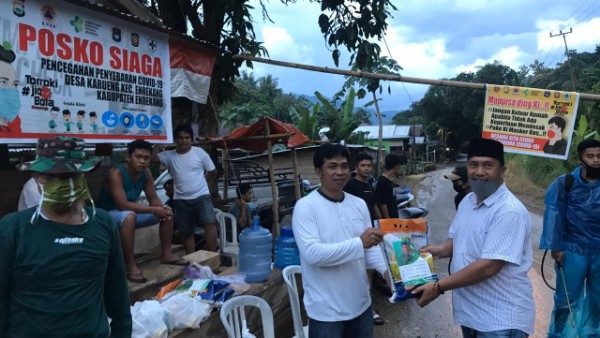 Ringankan Beban Warga Terdampak Corona, Anggota DPRD Sulsel Ini Berbagi Sembako di Enrekang