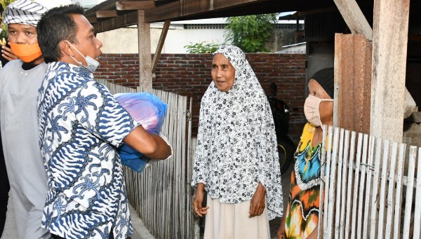 Sambil Gendong Sembako, Sekretaris DPW NasDem Sulsel Datangi Rumah-rumah Warga di Sidrap