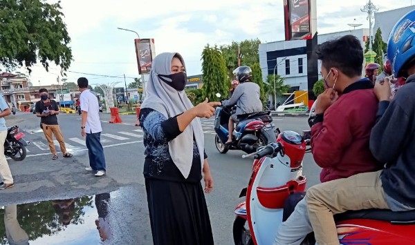 Lihat Pengendara tak Pakai Masker, IKA SMA Negeri 200/1 Watansoppeng Lakukan Ini
