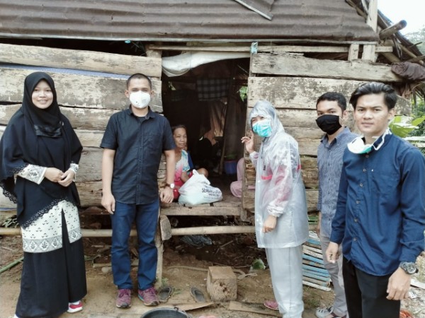 Relawan MCCC Sidrap Bagikan Sembako dan APD