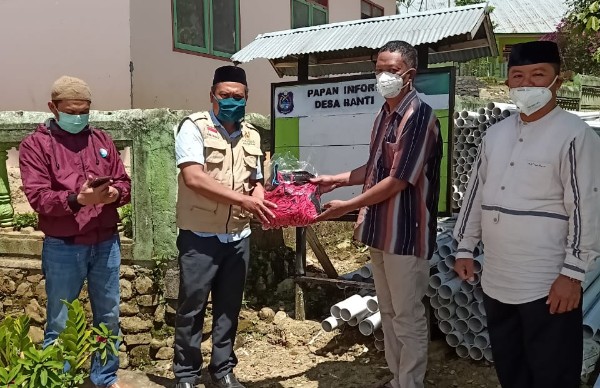 Didampingi DPRD, Baznas Enrekang Serahkan Masker Hasil Pemberdayaan Penjahit Lokal ke Masyarakat