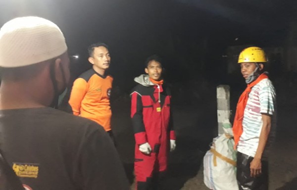 Evakuasi Sarang Tawon Vespa oleh SAR Pinrang Berlangsung Tegang