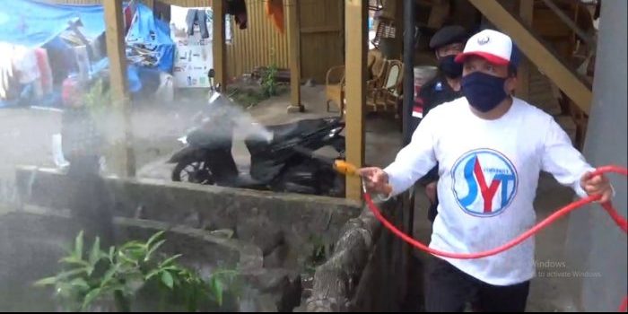 Nasdem Peduli, SYT Semprotkan 1.200 Liter Disinfektan Rumah Warga