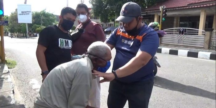 KNPI Parepare Bagikan 300 Masker dan Semprot Disinfektan ke Rumah Warga