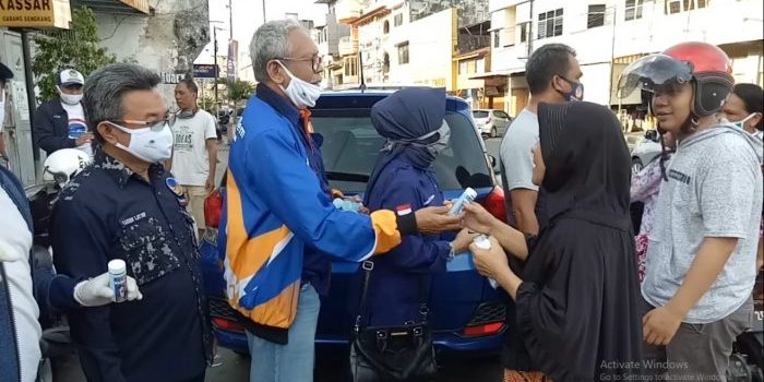 NasDem Parepare Kembali Membagikan Ratusan Hand Sanitizer dan Masker