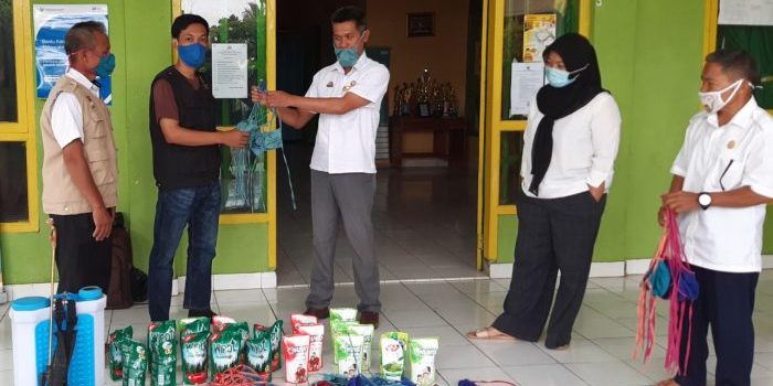 Baznas Enrekang Serahkan Bantuan Masker dan Disinfektan pada Kecamatan Curio